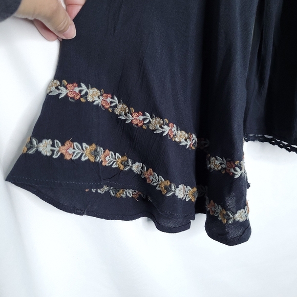 AMERICAN EAGLE WOMEN'S Floral Embroidered Bell Sleeve Boho Top MEDIUM - Picture 6 of 16